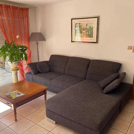 Spacieux Avec Piscine Et Terrasse En Village - Fr-1-589-637 Feriehus *