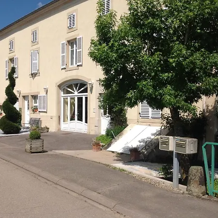 Spacieux Avec Piscine Et Terrasse En Village - Fr-1-589-637 Feriehus