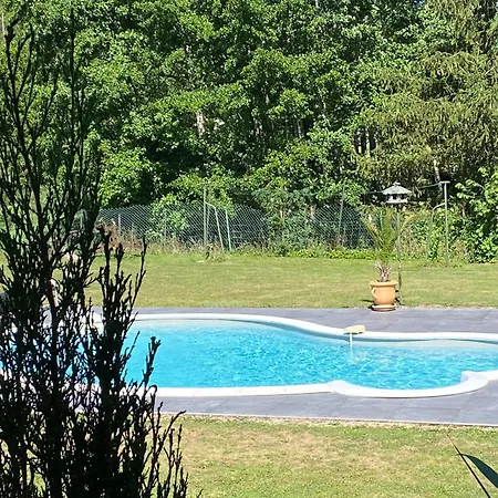 Spacieux Avec Piscine Et Terrasse En Village - Fr-1-589-637 Feriehus