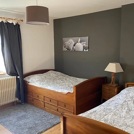 Spacieux Avec Piscine Et Terrasse En Village - Fr-1-589-637 *