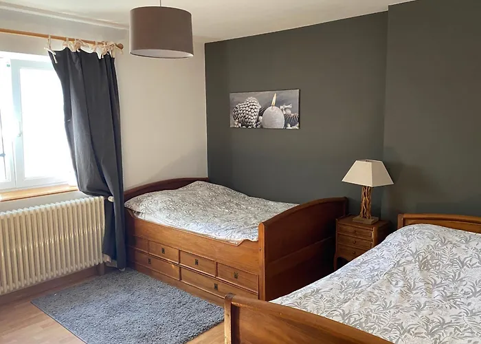 Spacieux Avec Piscine Et Terrasse En Village - Fr-1-589-637 *